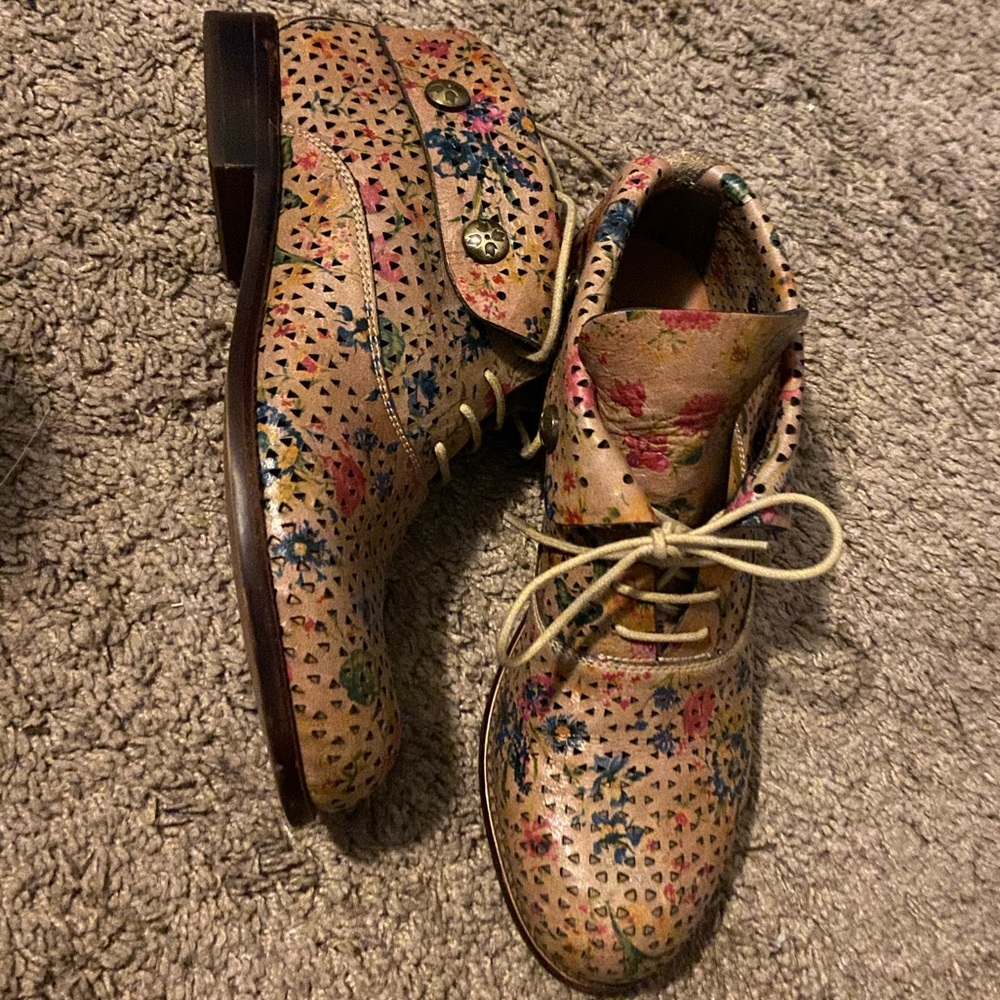 Patricia Nash Sabrina in Prairie